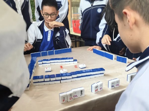 新富策略 学生课堂上“打麻将”？网友：没点知识和（hú）不了
